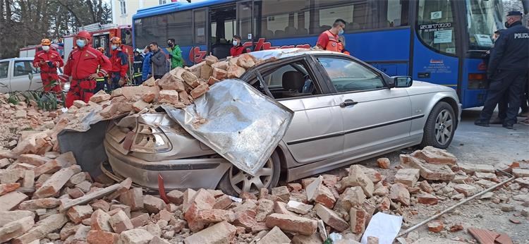 Slika: \Davor Pažanin - Jedan od mnogo automobila oštećenih u potresu